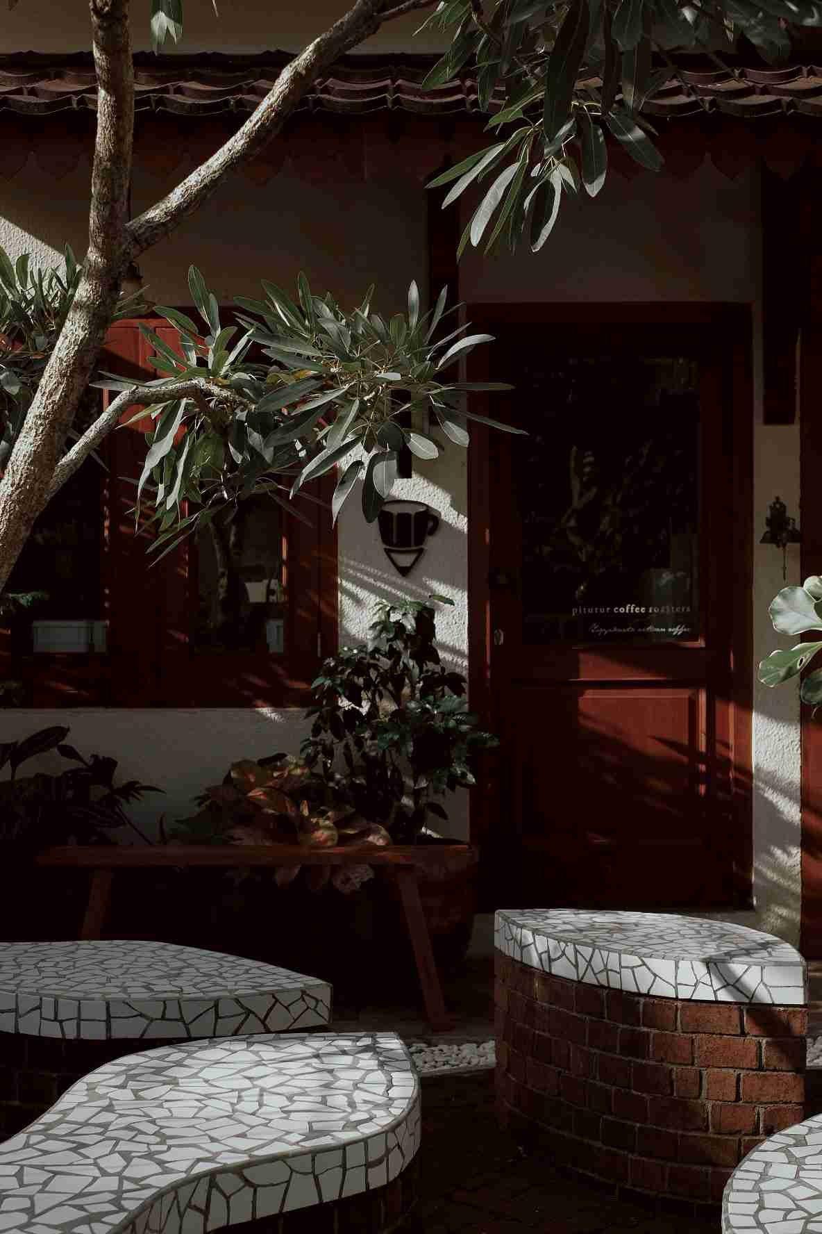 Pitutur Coffee - tampak depan dengan taman yang indah